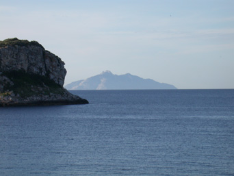 isola di Montecristo vista da Pianosa